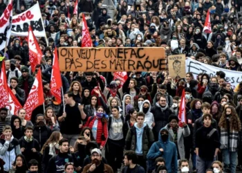 Fransa’da liseliler ayakta!