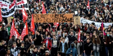 Fransa’da liseliler ayakta!